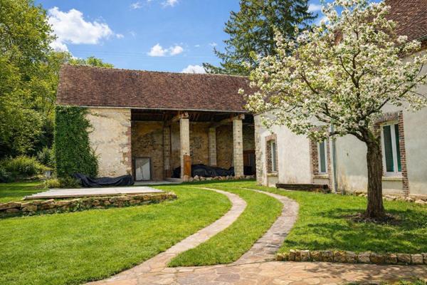 Ancien corps de ferme de 296m² – 5 chambres - À 12 min de Sens