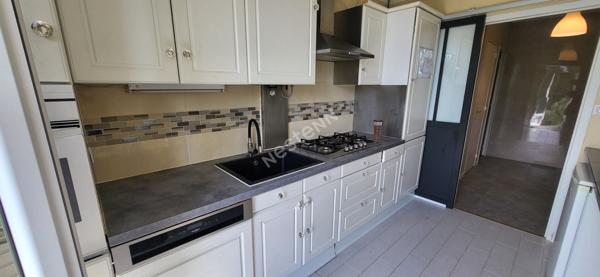 Nantes Facultés / Recteur Schmitt : En vente ! Appartement T4 DPE D, 3 chambres, 74m², parking couvert boxable et cave. A 100m du tram ligne 2. Petits commerces à pied !