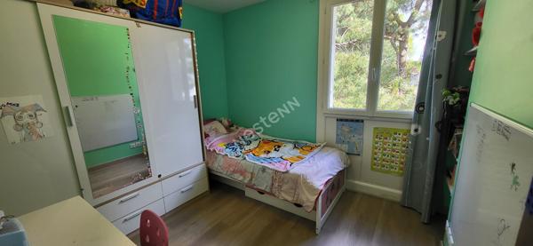 Nantes Facultés / Recteur Schmitt : En vente ! Appartement T4 DPE D, 3 chambres, 74m², parking couvert boxable et cave. A 100m du tram ligne 2. Petits commerces à pied !