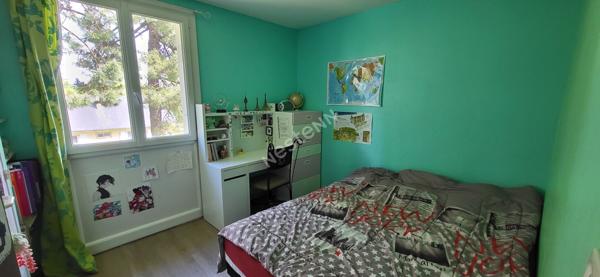 Nantes Facultés / Recteur Schmitt : En vente ! Appartement T4 DPE D, 3 chambres, 74m², parking couvert boxable et cave. A 100m du tram ligne 2. Petits commerces à pied !