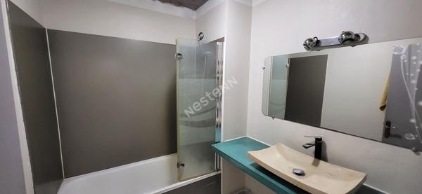 Nantes Facultés / Recteur Schmitt : En vente ! Appartement T4 DPE D, 3 chambres, 74m², parking couvert boxable et cave. A 100m du tram ligne 2. Petits commerces à pied !