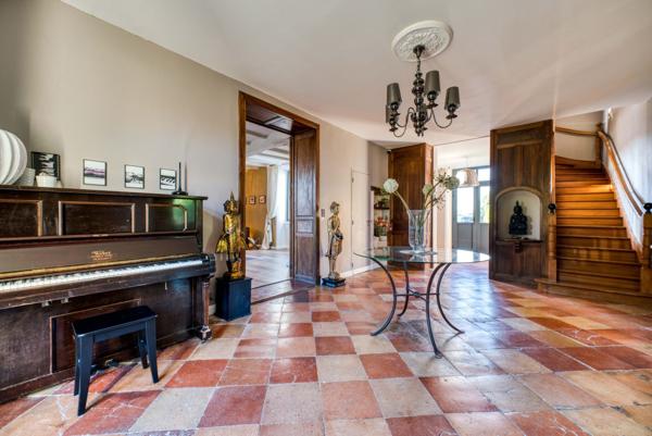 DOMAINE RARE ENTRE ROYAN ET SAINTES AVEC SUITES ET DEPENDANCES HAUT DE GAMME