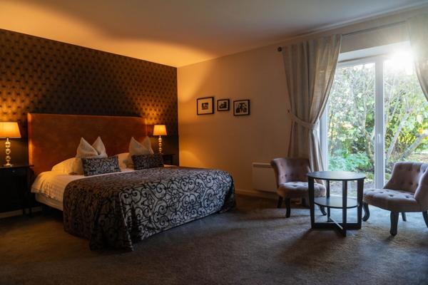 DOMAINE RARE ENTRE ROYAN ET SAINTES AVEC SUITES ET DEPENDANCES HAUT DE GAMME