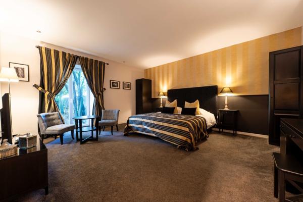 DOMAINE RARE ENTRE ROYAN ET SAINTES AVEC SUITES ET DEPENDANCES HAUT DE GAMME