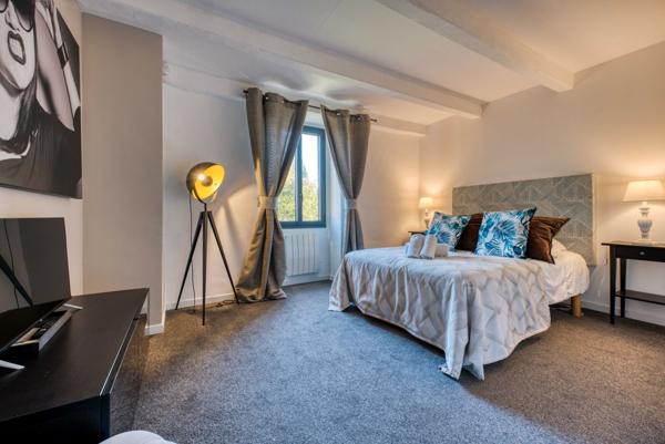 DOMAINE RARE ENTRE ROYAN ET SAINTES AVEC SUITES ET DEPENDANCES HAUT DE GAMME