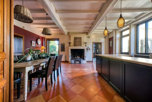 DOMAINE RARE ENTRE ROYAN ET SAINTES AVEC SUITES ET DEPENDANCES HAUT DE GAMME