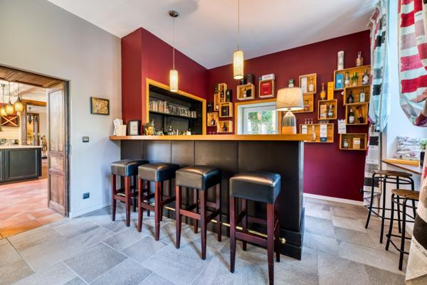 DOMAINE RARE ENTRE ROYAN ET SAINTES AVEC SUITES ET DEPENDANCES HAUT DE GAMME