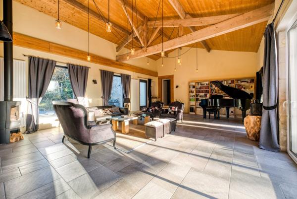 DOMAINE RARE ENTRE ROYAN ET SAINTES AVEC SUITES ET DEPENDANCES HAUT DE GAMME