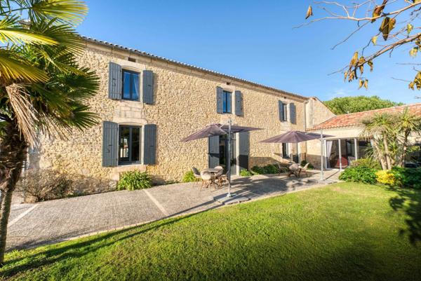 DOMAINE RARE ENTRE ROYAN ET SAINTES AVEC SUITES ET DEPENDANCES HAUT DE GAMME