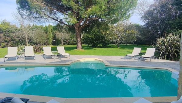 DOMAINE RARE ENTRE ROYAN ET SAINTES AVEC SUITES ET DEPENDANCES HAUT DE GAMME