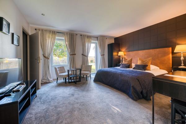 DOMAINE RARE ENTRE ROYAN ET SAINTES AVEC SUITES ET DEPENDANCES HAUT DE GAMME