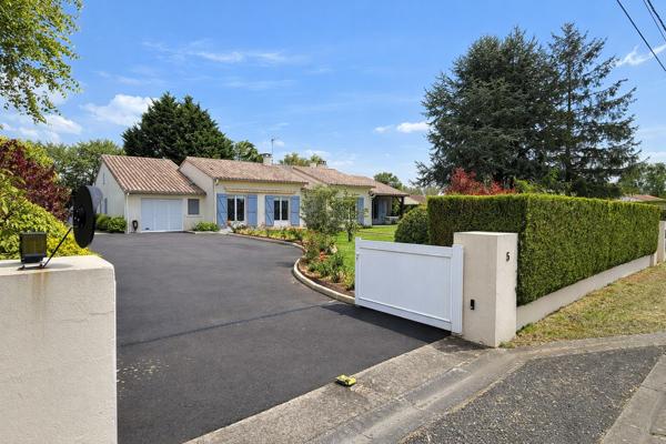 Single-storey 4-bedroom home with 48 m2 living space, garden
