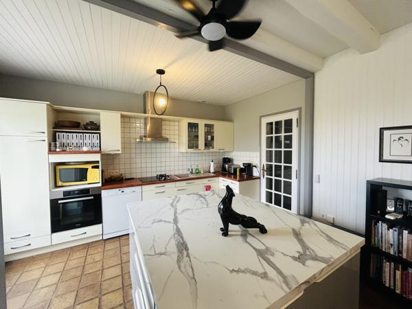 Single-storey 4-bedroom home with 48 m2 living space, garden