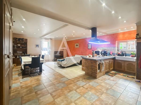 Maison en pierre, 5 chambres avec deux granges et accès privé au Lot