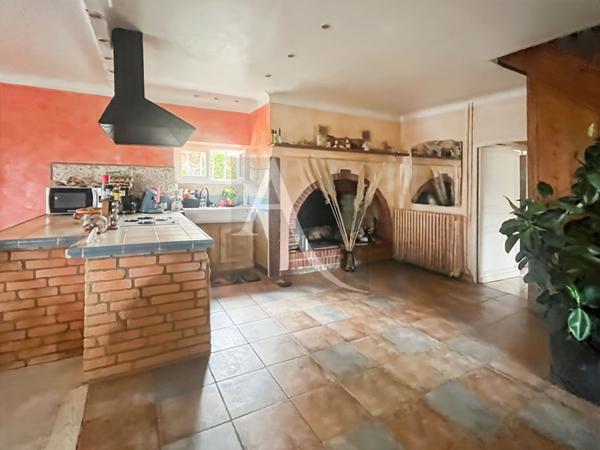 Maison en pierre, 5 chambres avec deux granges et accès privé au Lot