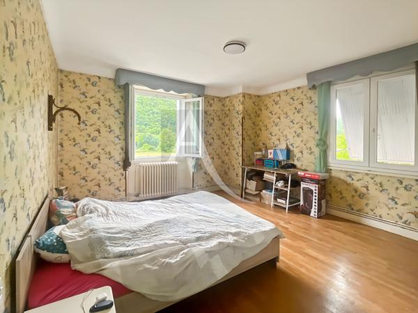 Maison en pierre, 5 chambres avec deux granges et accès privé au Lot