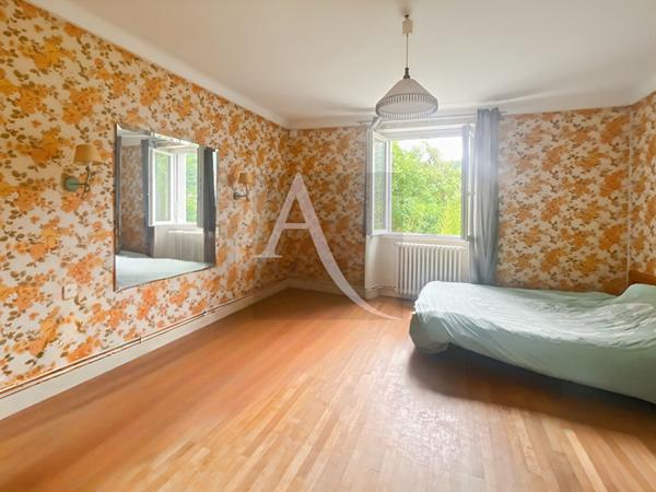 Maison en pierre, 5 chambres avec deux granges et accès privé au Lot