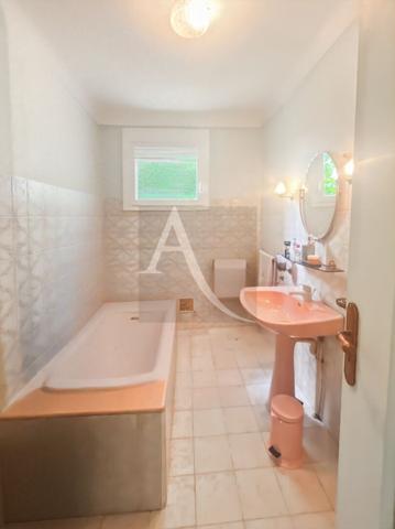 Maison en pierre, 5 chambres avec deux granges et accès privé au Lot