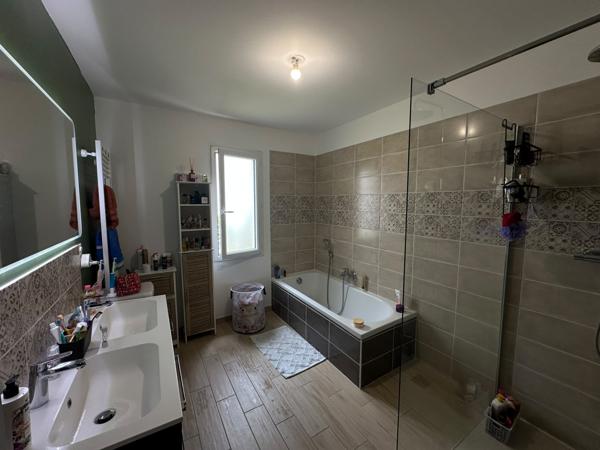 Maison
                                                                                                                                                                                                                                                                                                                        5 pièce(s)                                                                                                                                                                                                          4 chambre(s)                                                                                                                                                                                                          113  m²