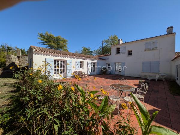 Située à deux pas du Super U de La Chapelle-Basse-Mer, découvrez cette belle maison bourgeoise des années 1900, pleine de caractère et de potentiel.

À rénover, cette maison mitoyenne offre un cadre de vie unique sur une grande parcelle, avec possibilité d'agrandissement et d'installation d'une piscine.

La maison se compose actuellement :
- d'une entrée avec WC
- d'une cuisine indépendante avec accès direct à la terrasse centrale
- de 2 chambres au rez-de-chaussée avec chacune leur salle d’eau et accès direct à la terrasse centrale
- d'1 chambre à l’étage, accompagnées d'une 3e salle d’eau avec sanibroyeurs et
d'un bureau à l'étage

Actuellement au chauffage au fioul et disposant d'une fosse septique non conforme, la maison sera viabilisée avec un raccordement au tout-à-l’égout.

Le tout est situé dans un environnement exceptionnel, avec une zone naturelle de plus de 3800 m², parfaite pour les amoureux de nature et de tranquillité, tout en restant proche des commodités.

Une belle opportunité pour les amateurs de charme et de rénovation. À visiter sans tarder pour imaginer tous vos projets !