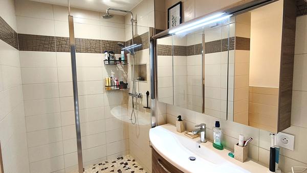 Magnifique appartement 4 pièces totalement rénové avec son garage et son parking