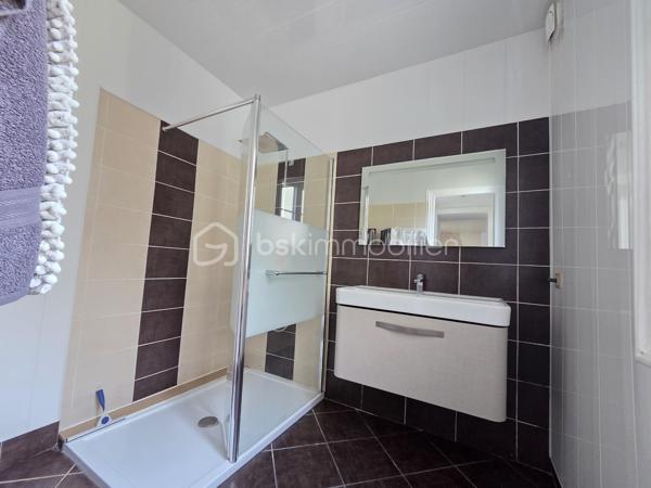 Magnifique appartement T3 de 101m² avec place de parking privative et cave en hypercentre ville de Nevers.

Situé dans une petite copropriété, au rez-de-jardin d'un immeuble sans ascenseur, dans un quartier très prisé de Nevers, en hyper centre ville, proche des écoles, commerces et commodités, nous vous présentons ce magnifique appartement de type T3 d'une surface Loi Carrez de 101m², proposant 3 pièces, comprenant une grande pièce de vie de 47m², composée d'un salon, d'un séjour,, d'une cuisine ouverte, aménagée et équipée, mais aussi d'une salle d'eau, d'un wc indépendant, de 2 chambres,, d'un dressing équipée et indépendant, d'un balcon, d'une terrasse ainsi qu'une grande cave voutée en pierres apparentes d'une surface de près de 90m².
Cet appartement propose une entrée sur une grande pièce de vie de près de 47m², pièce de vie composée d'un espace de cuisine ouverte aménagée et équipée, d'un espace salon et d'un espace séjour, pièce qui propose le charme des pierres apparentes et du parquet chêne authentique.
De la pièce de vie, un dégagement de couloir dessert un wc indépendant et une salle d'eau. 
A gauche de l'entrée, un autre dégagement de couloir dessert 2 chambres de 16m² et 18m², cette dernière disposant d'un placard penderie ainsi qu'un grand dressing indépendant et aménagée (mobiliers).
Cet appartement propose également une grande cave de près de 90m²en pierres apparentes dont une partie sert de chaufferie buanderie .

Tous les sols de cet appartement sont en parquet chêne authentique (entrée, dégagement , pièce de vie, dégagement, chambres et dressing), en parquet stratifié (dégagement et wc) ou en carrelage (salle d'eau), il dispose d'une isolation double vitrage Bois (huisseries) ou Alu (porte d'entrée et porte fenêtre), de volets bois standards ou volets persiennes bois, d'un chauffage de type gaz de ville avec une chaudière récente(2016) , ainsi qu"un ballon production d'eau chaude très récent (2026).
Aucune charge de copropriété car cet appartement fait partie d'un syndic bénévole.
Côté internet, il dispose de la fibre internet.
Côté pratique, il propose un grand balcon d'accueil de 8m², et un espace terrasse extérieure, ainsi qu'une place de parking privative.

Photos supplémentaires disponibles sur BSK IMMOBILIER > Nos conseillers > Olivier FRESLON.
Pour tout renseignement complémentaire ou pour une visite, contactez moi au 07.62.78.13.13

Les plus de cet appartement : Le quartier en hyper centre ville proches de toutes les commodités, l'environnement très calme, le syndic bénévole, son agencement intérieur et sa rénovation, son charme et son cachet,  avec sa grande pièce de vie  grand salon séjour, sa cuisine aménagée et équipée, son espace terrasse extérieure, ainsi que sa place de parking privative.sa cave.

Idéal pour un premier achat vous serez séduits par les atouts de ce bel appartement, c'est un vrai coup de coeur !!