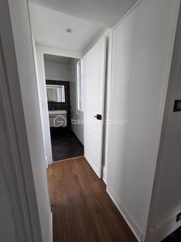 Magnifique appartement T3 de 101m² avec place de parking privative et cave en hypercentre ville de Nevers.

Situé dans une petite copropriété, au rez-de-jardin d'un immeuble sans ascenseur, dans un quartier très prisé de Nevers, en hyper centre ville, proche des écoles, commerces et commodités, nous vous présentons ce magnifique appartement de type T3 d'une surface Loi Carrez de 101m², proposant 3 pièces, comprenant une grande pièce de vie de 47m², composée d'un salon, d'un séjour,, d'une cuisine ouverte, aménagée et équipée, mais aussi d'une salle d'eau, d'un wc indépendant, de 2 chambres,, d'un dressing équipée et indépendant, d'un balcon, d'une terrasse ainsi qu'une grande cave voutée en pierres apparentes d'une surface de près de 90m².
Cet appartement propose une entrée sur une grande pièce de vie de près de 47m², pièce de vie composée d'un espace de cuisine ouverte aménagée et équipée, d'un espace salon et d'un espace séjour, pièce qui propose le charme des pierres apparentes et du parquet chêne authentique.
De la pièce de vie, un dégagement de couloir dessert un wc indépendant et une salle d'eau. 
A gauche de l'entrée, un autre dégagement de couloir dessert 2 chambres de 16m² et 18m², cette dernière disposant d'un placard penderie ainsi qu'un grand dressing indépendant et aménagée (mobiliers).
Cet appartement propose également une grande cave de près de 90m²en pierres apparentes dont une partie sert de chaufferie buanderie .

Tous les sols de cet appartement sont en parquet chêne authentique (entrée, dégagement , pièce de vie, dégagement, chambres et dressing), en parquet stratifié (dégagement et wc) ou en carrelage (salle d'eau), il dispose d'une isolation double vitrage Bois (huisseries) ou Alu (porte d'entrée et porte fenêtre), de volets bois standards ou volets persiennes bois, d'un chauffage de type gaz de ville avec une chaudière récente(2016) , ainsi qu"un ballon production d'eau chaude très récent (2026).
Aucune charge de copropriété car cet appartement fait partie d'un syndic bénévole.
Côté internet, il dispose de la fibre internet.
Côté pratique, il propose un grand balcon d'accueil de 8m², et un espace terrasse extérieure, ainsi qu'une place de parking privative.

Photos supplémentaires disponibles sur BSK IMMOBILIER > Nos conseillers > Olivier FRESLON.
Pour tout renseignement complémentaire ou pour une visite, contactez moi au 07.62.78.13.13

Les plus de cet appartement : Le quartier en hyper centre ville proches de toutes les commodités, l'environnement très calme, le syndic bénévole, son agencement intérieur et sa rénovation, son charme et son cachet,  avec sa grande pièce de vie  grand salon séjour, sa cuisine aménagée et équipée, son espace terrasse extérieure, ainsi que sa place de parking privative.sa cave.

Idéal pour un premier achat vous serez séduits par les atouts de ce bel appartement, c'est un vrai coup de coeur !!
