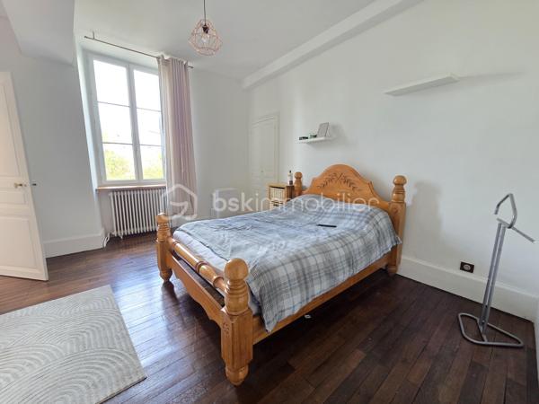 Magnifique appartement T3 de 101m² avec place de parking privative et cave en hypercentre ville de Nevers.

Situé dans une petite copropriété, au rez-de-jardin d'un immeuble sans ascenseur, dans un quartier très prisé de Nevers, en hyper centre ville, proche des écoles, commerces et commodités, nous vous présentons ce magnifique appartement de type T3 d'une surface Loi Carrez de 101m², proposant 3 pièces, comprenant une grande pièce de vie de 47m², composée d'un salon, d'un séjour,, d'une cuisine ouverte, aménagée et équipée, mais aussi d'une salle d'eau, d'un wc indépendant, de 2 chambres,, d'un dressing équipée et indépendant, d'un balcon, d'une terrasse ainsi qu'une grande cave voutée en pierres apparentes d'une surface de près de 90m².
Cet appartement propose une entrée sur une grande pièce de vie de près de 47m², pièce de vie composée d'un espace de cuisine ouverte aménagée et équipée, d'un espace salon et d'un espace séjour, pièce qui propose le charme des pierres apparentes et du parquet chêne authentique.
De la pièce de vie, un dégagement de couloir dessert un wc indépendant et une salle d'eau. 
A gauche de l'entrée, un autre dégagement de couloir dessert 2 chambres de 16m² et 18m², cette dernière disposant d'un placard penderie ainsi qu'un grand dressing indépendant et aménagée (mobiliers).
Cet appartement propose également une grande cave de près de 90m²en pierres apparentes dont une partie sert de chaufferie buanderie .

Tous les sols de cet appartement sont en parquet chêne authentique (entrée, dégagement , pièce de vie, dégagement, chambres et dressing), en parquet stratifié (dégagement et wc) ou en carrelage (salle d'eau), il dispose d'une isolation double vitrage Bois (huisseries) ou Alu (porte d'entrée et porte fenêtre), de volets bois standards ou volets persiennes bois, d'un chauffage de type gaz de ville avec une chaudière récente(2016) , ainsi qu"un ballon production d'eau chaude très récent (2026).
Aucune charge de copropriété car cet appartement fait partie d'un syndic bénévole.
Côté internet, il dispose de la fibre internet.
Côté pratique, il propose un grand balcon d'accueil de 8m², et un espace terrasse extérieure, ainsi qu'une place de parking privative.

Photos supplémentaires disponibles sur BSK IMMOBILIER > Nos conseillers > Olivier FRESLON.
Pour tout renseignement complémentaire ou pour une visite, contactez moi au 07.62.78.13.13

Les plus de cet appartement : Le quartier en hyper centre ville proches de toutes les commodités, l'environnement très calme, le syndic bénévole, son agencement intérieur et sa rénovation, son charme et son cachet,  avec sa grande pièce de vie  grand salon séjour, sa cuisine aménagée et équipée, son espace terrasse extérieure, ainsi que sa place de parking privative.sa cave.

Idéal pour un premier achat vous serez séduits par les atouts de ce bel appartement, c'est un vrai coup de coeur !!