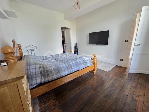 Magnifique appartement T3 de 101m² avec place de parking privative et cave en hypercentre ville de Nevers.

Situé dans une petite copropriété, au rez-de-jardin d'un immeuble sans ascenseur, dans un quartier très prisé de Nevers, en hyper centre ville, proche des écoles, commerces et commodités, nous vous présentons ce magnifique appartement de type T3 d'une surface Loi Carrez de 101m², proposant 3 pièces, comprenant une grande pièce de vie de 47m², composée d'un salon, d'un séjour,, d'une cuisine ouverte, aménagée et équipée, mais aussi d'une salle d'eau, d'un wc indépendant, de 2 chambres,, d'un dressing équipée et indépendant, d'un balcon, d'une terrasse ainsi qu'une grande cave voutée en pierres apparentes d'une surface de près de 90m².
Cet appartement propose une entrée sur une grande pièce de vie de près de 47m², pièce de vie composée d'un espace de cuisine ouverte aménagée et équipée, d'un espace salon et d'un espace séjour, pièce qui propose le charme des pierres apparentes et du parquet chêne authentique.
De la pièce de vie, un dégagement de couloir dessert un wc indépendant et une salle d'eau. 
A gauche de l'entrée, un autre dégagement de couloir dessert 2 chambres de 16m² et 18m², cette dernière disposant d'un placard penderie ainsi qu'un grand dressing indépendant et aménagée (mobiliers).
Cet appartement propose également une grande cave de près de 90m²en pierres apparentes dont une partie sert de chaufferie buanderie .

Tous les sols de cet appartement sont en parquet chêne authentique (entrée, dégagement , pièce de vie, dégagement, chambres et dressing), en parquet stratifié (dégagement et wc) ou en carrelage (salle d'eau), il dispose d'une isolation double vitrage Bois (huisseries) ou Alu (porte d'entrée et porte fenêtre), de volets bois standards ou volets persiennes bois, d'un chauffage de type gaz de ville avec une chaudière récente(2016) , ainsi qu"un ballon production d'eau chaude très récent (2026).
Aucune charge de copropriété car cet appartement fait partie d'un syndic bénévole.
Côté internet, il dispose de la fibre internet.
Côté pratique, il propose un grand balcon d'accueil de 8m², et un espace terrasse extérieure, ainsi qu'une place de parking privative.

Photos supplémentaires disponibles sur BSK IMMOBILIER > Nos conseillers > Olivier FRESLON.
Pour tout renseignement complémentaire ou pour une visite, contactez moi au 07.62.78.13.13

Les plus de cet appartement : Le quartier en hyper centre ville proches de toutes les commodités, l'environnement très calme, le syndic bénévole, son agencement intérieur et sa rénovation, son charme et son cachet,  avec sa grande pièce de vie  grand salon séjour, sa cuisine aménagée et équipée, son espace terrasse extérieure, ainsi que sa place de parking privative.sa cave.

Idéal pour un premier achat vous serez séduits par les atouts de ce bel appartement, c'est un vrai coup de coeur !!