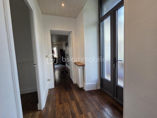 Magnifique appartement T3 de 101m² avec place de parking privative et cave en hypercentre ville de Nevers.

Situé dans une petite copropriété, au rez-de-jardin d'un immeuble sans ascenseur, dans un quartier très prisé de Nevers, en hyper centre ville, proche des écoles, commerces et commodités, nous vous présentons ce magnifique appartement de type T3 d'une surface Loi Carrez de 101m², proposant 3 pièces, comprenant une grande pièce de vie de 47m², composée d'un salon, d'un séjour,, d'une cuisine ouverte, aménagée et équipée, mais aussi d'une salle d'eau, d'un wc indépendant, de 2 chambres,, d'un dressing équipée et indépendant, d'un balcon, d'une terrasse ainsi qu'une grande cave voutée en pierres apparentes d'une surface de près de 90m².
Cet appartement propose une entrée sur une grande pièce de vie de près de 47m², pièce de vie composée d'un espace de cuisine ouverte aménagée et équipée, d'un espace salon et d'un espace séjour, pièce qui propose le charme des pierres apparentes et du parquet chêne authentique.
De la pièce de vie, un dégagement de couloir dessert un wc indépendant et une salle d'eau. 
A gauche de l'entrée, un autre dégagement de couloir dessert 2 chambres de 16m² et 18m², cette dernière disposant d'un placard penderie ainsi qu'un grand dressing indépendant et aménagée (mobiliers).
Cet appartement propose également une grande cave de près de 90m²en pierres apparentes dont une partie sert de chaufferie buanderie .

Tous les sols de cet appartement sont en parquet chêne authentique (entrée, dégagement , pièce de vie, dégagement, chambres et dressing), en parquet stratifié (dégagement et wc) ou en carrelage (salle d'eau), il dispose d'une isolation double vitrage Bois (huisseries) ou Alu (porte d'entrée et porte fenêtre), de volets bois standards ou volets persiennes bois, d'un chauffage de type gaz de ville avec une chaudière récente(2016) , ainsi qu"un ballon production d'eau chaude très récent (2026).
Aucune charge de copropriété car cet appartement fait partie d'un syndic bénévole.
Côté internet, il dispose de la fibre internet.
Côté pratique, il propose un grand balcon d'accueil de 8m², et un espace terrasse extérieure, ainsi qu'une place de parking privative.

Photos supplémentaires disponibles sur BSK IMMOBILIER > Nos conseillers > Olivier FRESLON.
Pour tout renseignement complémentaire ou pour une visite, contactez moi au 07.62.78.13.13

Les plus de cet appartement : Le quartier en hyper centre ville proches de toutes les commodités, l'environnement très calme, le syndic bénévole, son agencement intérieur et sa rénovation, son charme et son cachet,  avec sa grande pièce de vie  grand salon séjour, sa cuisine aménagée et équipée, son espace terrasse extérieure, ainsi que sa place de parking privative.sa cave.

Idéal pour un premier achat vous serez séduits par les atouts de ce bel appartement, c'est un vrai coup de coeur !!