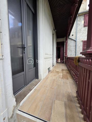 Magnifique appartement T3 de 101m² avec place de parking privative et cave en hypercentre ville de Nevers.

Situé dans une petite copropriété, au rez-de-jardin d'un immeuble sans ascenseur, dans un quartier très prisé de Nevers, en hyper centre ville, proche des écoles, commerces et commodités, nous vous présentons ce magnifique appartement de type T3 d'une surface Loi Carrez de 101m², proposant 3 pièces, comprenant une grande pièce de vie de 47m², composée d'un salon, d'un séjour,, d'une cuisine ouverte, aménagée et équipée, mais aussi d'une salle d'eau, d'un wc indépendant, de 2 chambres,, d'un dressing équipée et indépendant, d'un balcon, d'une terrasse ainsi qu'une grande cave voutée en pierres apparentes d'une surface de près de 90m².
Cet appartement propose une entrée sur une grande pièce de vie de près de 47m², pièce de vie composée d'un espace de cuisine ouverte aménagée et équipée, d'un espace salon et d'un espace séjour, pièce qui propose le charme des pierres apparentes et du parquet chêne authentique.
De la pièce de vie, un dégagement de couloir dessert un wc indépendant et une salle d'eau. 
A gauche de l'entrée, un autre dégagement de couloir dessert 2 chambres de 16m² et 18m², cette dernière disposant d'un placard penderie ainsi qu'un grand dressing indépendant et aménagée (mobiliers).
Cet appartement propose également une grande cave de près de 90m²en pierres apparentes dont une partie sert de chaufferie buanderie .

Tous les sols de cet appartement sont en parquet chêne authentique (entrée, dégagement , pièce de vie, dégagement, chambres et dressing), en parquet stratifié (dégagement et wc) ou en carrelage (salle d'eau), il dispose d'une isolation double vitrage Bois (huisseries) ou Alu (porte d'entrée et porte fenêtre), de volets bois standards ou volets persiennes bois, d'un chauffage de type gaz de ville avec une chaudière récente(2016) , ainsi qu"un ballon production d'eau chaude très récent (2026).
Aucune charge de copropriété car cet appartement fait partie d'un syndic bénévole.
Côté internet, il dispose de la fibre internet.
Côté pratique, il propose un grand balcon d'accueil de 8m², et un espace terrasse extérieure, ainsi qu'une place de parking privative.

Photos supplémentaires disponibles sur BSK IMMOBILIER > Nos conseillers > Olivier FRESLON.
Pour tout renseignement complémentaire ou pour une visite, contactez moi au 07.62.78.13.13

Les plus de cet appartement : Le quartier en hyper centre ville proches de toutes les commodités, l'environnement très calme, le syndic bénévole, son agencement intérieur et sa rénovation, son charme et son cachet,  avec sa grande pièce de vie  grand salon séjour, sa cuisine aménagée et équipée, son espace terrasse extérieure, ainsi que sa place de parking privative.sa cave.

Idéal pour un premier achat vous serez séduits par les atouts de ce bel appartement, c'est un vrai coup de coeur !!