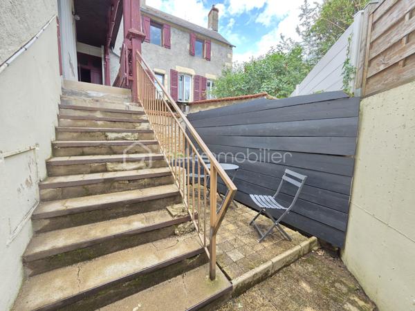 Magnifique appartement T3 de 101m² avec place de parking privative et cave en hypercentre ville de Nevers.

Situé dans une petite copropriété, au rez-de-jardin d'un immeuble sans ascenseur, dans un quartier très prisé de Nevers, en hyper centre ville, proche des écoles, commerces et commodités, nous vous présentons ce magnifique appartement de type T3 d'une surface Loi Carrez de 101m², proposant 3 pièces, comprenant une grande pièce de vie de 47m², composée d'un salon, d'un séjour,, d'une cuisine ouverte, aménagée et équipée, mais aussi d'une salle d'eau, d'un wc indépendant, de 2 chambres,, d'un dressing équipée et indépendant, d'un balcon, d'une terrasse ainsi qu'une grande cave voutée en pierres apparentes d'une surface de près de 90m².
Cet appartement propose une entrée sur une grande pièce de vie de près de 47m², pièce de vie composée d'un espace de cuisine ouverte aménagée et équipée, d'un espace salon et d'un espace séjour, pièce qui propose le charme des pierres apparentes et du parquet chêne authentique.
De la pièce de vie, un dégagement de couloir dessert un wc indépendant et une salle d'eau. 
A gauche de l'entrée, un autre dégagement de couloir dessert 2 chambres de 16m² et 18m², cette dernière disposant d'un placard penderie ainsi qu'un grand dressing indépendant et aménagée (mobiliers).
Cet appartement propose également une grande cave de près de 90m²en pierres apparentes dont une partie sert de chaufferie buanderie .

Tous les sols de cet appartement sont en parquet chêne authentique (entrée, dégagement , pièce de vie, dégagement, chambres et dressing), en parquet stratifié (dégagement et wc) ou en carrelage (salle d'eau), il dispose d'une isolation double vitrage Bois (huisseries) ou Alu (porte d'entrée et porte fenêtre), de volets bois standards ou volets persiennes bois, d'un chauffage de type gaz de ville avec une chaudière récente(2016) , ainsi qu"un ballon production d'eau chaude très récent (2026).
Aucune charge de copropriété car cet appartement fait partie d'un syndic bénévole.
Côté internet, il dispose de la fibre internet.
Côté pratique, il propose un grand balcon d'accueil de 8m², et un espace terrasse extérieure, ainsi qu'une place de parking privative.

Photos supplémentaires disponibles sur BSK IMMOBILIER > Nos conseillers > Olivier FRESLON.
Pour tout renseignement complémentaire ou pour une visite, contactez moi au 07.62.78.13.13

Les plus de cet appartement : Le quartier en hyper centre ville proches de toutes les commodités, l'environnement très calme, le syndic bénévole, son agencement intérieur et sa rénovation, son charme et son cachet,  avec sa grande pièce de vie  grand salon séjour, sa cuisine aménagée et équipée, son espace terrasse extérieure, ainsi que sa place de parking privative.sa cave.

Idéal pour un premier achat vous serez séduits par les atouts de ce bel appartement, c'est un vrai coup de coeur !!