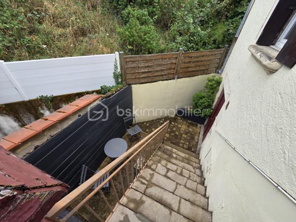 Magnifique appartement T3 de 101m² avec place de parking privative et cave en hypercentre ville de Nevers.

Situé dans une petite copropriété, au rez-de-jardin d'un immeuble sans ascenseur, dans un quartier très prisé de Nevers, en hyper centre ville, proche des écoles, commerces et commodités, nous vous présentons ce magnifique appartement de type T3 d'une surface Loi Carrez de 101m², proposant 3 pièces, comprenant une grande pièce de vie de 47m², composée d'un salon, d'un séjour,, d'une cuisine ouverte, aménagée et équipée, mais aussi d'une salle d'eau, d'un wc indépendant, de 2 chambres,, d'un dressing équipée et indépendant, d'un balcon, d'une terrasse ainsi qu'une grande cave voutée en pierres apparentes d'une surface de près de 90m².
Cet appartement propose une entrée sur une grande pièce de vie de près de 47m², pièce de vie composée d'un espace de cuisine ouverte aménagée et équipée, d'un espace salon et d'un espace séjour, pièce qui propose le charme des pierres apparentes et du parquet chêne authentique.
De la pièce de vie, un dégagement de couloir dessert un wc indépendant et une salle d'eau. 
A gauche de l'entrée, un autre dégagement de couloir dessert 2 chambres de 16m² et 18m², cette dernière disposant d'un placard penderie ainsi qu'un grand dressing indépendant et aménagée (mobiliers).
Cet appartement propose également une grande cave de près de 90m²en pierres apparentes dont une partie sert de chaufferie buanderie .

Tous les sols de cet appartement sont en parquet chêne authentique (entrée, dégagement , pièce de vie, dégagement, chambres et dressing), en parquet stratifié (dégagement et wc) ou en carrelage (salle d'eau), il dispose d'une isolation double vitrage Bois (huisseries) ou Alu (porte d'entrée et porte fenêtre), de volets bois standards ou volets persiennes bois, d'un chauffage de type gaz de ville avec une chaudière récente(2016) , ainsi qu"un ballon production d'eau chaude très récent (2026).
Aucune charge de copropriété car cet appartement fait partie d'un syndic bénévole.
Côté internet, il dispose de la fibre internet.
Côté pratique, il propose un grand balcon d'accueil de 8m², et un espace terrasse extérieure, ainsi qu'une place de parking privative.

Photos supplémentaires disponibles sur BSK IMMOBILIER > Nos conseillers > Olivier FRESLON.
Pour tout renseignement complémentaire ou pour une visite, contactez moi au 07.62.78.13.13

Les plus de cet appartement : Le quartier en hyper centre ville proches de toutes les commodités, l'environnement très calme, le syndic bénévole, son agencement intérieur et sa rénovation, son charme et son cachet,  avec sa grande pièce de vie  grand salon séjour, sa cuisine aménagée et équipée, son espace terrasse extérieure, ainsi que sa place de parking privative.sa cave.

Idéal pour un premier achat vous serez séduits par les atouts de ce bel appartement, c'est un vrai coup de coeur !!