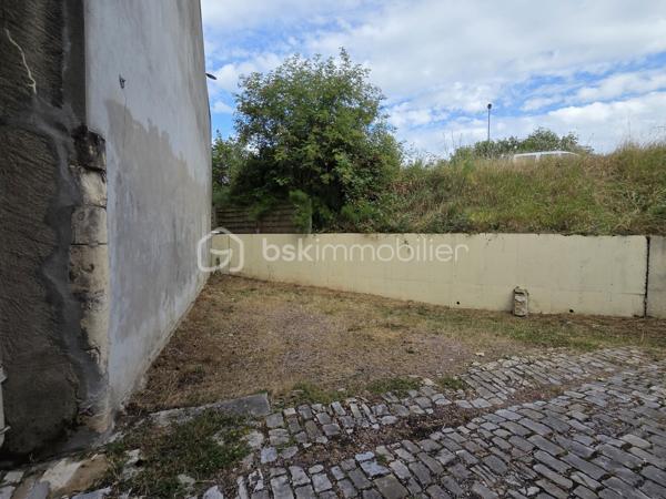 Magnifique appartement T3 de 101m² avec place de parking privative et cave en hypercentre ville de Nevers.

Situé dans une petite copropriété, au rez-de-jardin d'un immeuble sans ascenseur, dans un quartier très prisé de Nevers, en hyper centre ville, proche des écoles, commerces et commodités, nous vous présentons ce magnifique appartement de type T3 d'une surface Loi Carrez de 101m², proposant 3 pièces, comprenant une grande pièce de vie de 47m², composée d'un salon, d'un séjour,, d'une cuisine ouverte, aménagée et équipée, mais aussi d'une salle d'eau, d'un wc indépendant, de 2 chambres,, d'un dressing équipée et indépendant, d'un balcon, d'une terrasse ainsi qu'une grande cave voutée en pierres apparentes d'une surface de près de 90m².
Cet appartement propose une entrée sur une grande pièce de vie de près de 47m², pièce de vie composée d'un espace de cuisine ouverte aménagée et équipée, d'un espace salon et d'un espace séjour, pièce qui propose le charme des pierres apparentes et du parquet chêne authentique.
De la pièce de vie, un dégagement de couloir dessert un wc indépendant et une salle d'eau. 
A gauche de l'entrée, un autre dégagement de couloir dessert 2 chambres de 16m² et 18m², cette dernière disposant d'un placard penderie ainsi qu'un grand dressing indépendant et aménagée (mobiliers).
Cet appartement propose également une grande cave de près de 90m²en pierres apparentes dont une partie sert de chaufferie buanderie .

Tous les sols de cet appartement sont en parquet chêne authentique (entrée, dégagement , pièce de vie, dégagement, chambres et dressing), en parquet stratifié (dégagement et wc) ou en carrelage (salle d'eau), il dispose d'une isolation double vitrage Bois (huisseries) ou Alu (porte d'entrée et porte fenêtre), de volets bois standards ou volets persiennes bois, d'un chauffage de type gaz de ville avec une chaudière récente(2016) , ainsi qu"un ballon production d'eau chaude très récent (2026).
Aucune charge de copropriété car cet appartement fait partie d'un syndic bénévole.
Côté internet, il dispose de la fibre internet.
Côté pratique, il propose un grand balcon d'accueil de 8m², et un espace terrasse extérieure, ainsi qu'une place de parking privative.

Photos supplémentaires disponibles sur BSK IMMOBILIER > Nos conseillers > Olivier FRESLON.
Pour tout renseignement complémentaire ou pour une visite, contactez moi au 07.62.78.13.13

Les plus de cet appartement : Le quartier en hyper centre ville proches de toutes les commodités, l'environnement très calme, le syndic bénévole, son agencement intérieur et sa rénovation, son charme et son cachet,  avec sa grande pièce de vie  grand salon séjour, sa cuisine aménagée et équipée, son espace terrasse extérieure, ainsi que sa place de parking privative.sa cave.

Idéal pour un premier achat vous serez séduits par les atouts de ce bel appartement, c'est un vrai coup de coeur !!