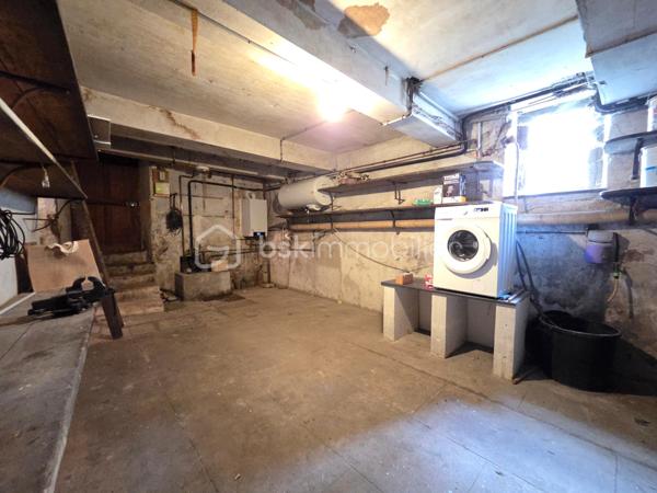 Magnifique appartement T3 de 101m² avec place de parking privative et cave en hypercentre ville de Nevers.

Situé dans une petite copropriété, au rez-de-jardin d'un immeuble sans ascenseur, dans un quartier très prisé de Nevers, en hyper centre ville, proche des écoles, commerces et commodités, nous vous présentons ce magnifique appartement de type T3 d'une surface Loi Carrez de 101m², proposant 3 pièces, comprenant une grande pièce de vie de 47m², composée d'un salon, d'un séjour,, d'une cuisine ouverte, aménagée et équipée, mais aussi d'une salle d'eau, d'un wc indépendant, de 2 chambres,, d'un dressing équipée et indépendant, d'un balcon, d'une terrasse ainsi qu'une grande cave voutée en pierres apparentes d'une surface de près de 90m².
Cet appartement propose une entrée sur une grande pièce de vie de près de 47m², pièce de vie composée d'un espace de cuisine ouverte aménagée et équipée, d'un espace salon et d'un espace séjour, pièce qui propose le charme des pierres apparentes et du parquet chêne authentique.
De la pièce de vie, un dégagement de couloir dessert un wc indépendant et une salle d'eau. 
A gauche de l'entrée, un autre dégagement de couloir dessert 2 chambres de 16m² et 18m², cette dernière disposant d'un placard penderie ainsi qu'un grand dressing indépendant et aménagée (mobiliers).
Cet appartement propose également une grande cave de près de 90m²en pierres apparentes dont une partie sert de chaufferie buanderie .

Tous les sols de cet appartement sont en parquet chêne authentique (entrée, dégagement , pièce de vie, dégagement, chambres et dressing), en parquet stratifié (dégagement et wc) ou en carrelage (salle d'eau), il dispose d'une isolation double vitrage Bois (huisseries) ou Alu (porte d'entrée et porte fenêtre), de volets bois standards ou volets persiennes bois, d'un chauffage de type gaz de ville avec une chaudière récente(2016) , ainsi qu"un ballon production d'eau chaude très récent (2026).
Aucune charge de copropriété car cet appartement fait partie d'un syndic bénévole.
Côté internet, il dispose de la fibre internet.
Côté pratique, il propose un grand balcon d'accueil de 8m², et un espace terrasse extérieure, ainsi qu'une place de parking privative.

Photos supplémentaires disponibles sur BSK IMMOBILIER > Nos conseillers > Olivier FRESLON.
Pour tout renseignement complémentaire ou pour une visite, contactez moi au 07.62.78.13.13

Les plus de cet appartement : Le quartier en hyper centre ville proches de toutes les commodités, l'environnement très calme, le syndic bénévole, son agencement intérieur et sa rénovation, son charme et son cachet,  avec sa grande pièce de vie  grand salon séjour, sa cuisine aménagée et équipée, son espace terrasse extérieure, ainsi que sa place de parking privative.sa cave.

Idéal pour un premier achat vous serez séduits par les atouts de ce bel appartement, c'est un vrai coup de coeur !!