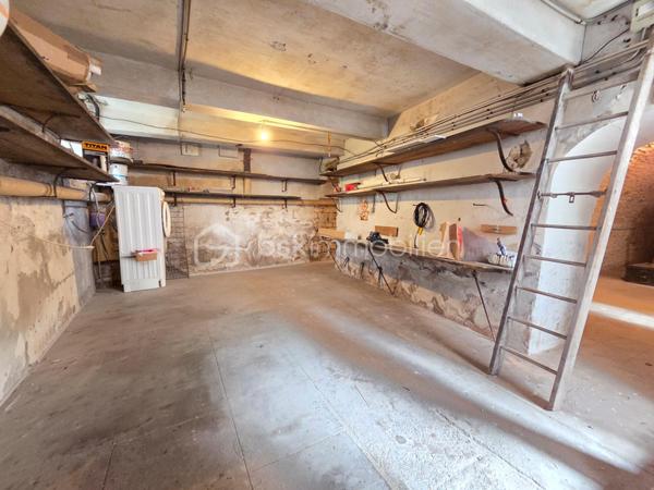 Magnifique appartement T3 de 101m² avec place de parking privative et cave en hypercentre ville de Nevers.

Situé dans une petite copropriété, au rez-de-jardin d'un immeuble sans ascenseur, dans un quartier très prisé de Nevers, en hyper centre ville, proche des écoles, commerces et commodités, nous vous présentons ce magnifique appartement de type T3 d'une surface Loi Carrez de 101m², proposant 3 pièces, comprenant une grande pièce de vie de 47m², composée d'un salon, d'un séjour,, d'une cuisine ouverte, aménagée et équipée, mais aussi d'une salle d'eau, d'un wc indépendant, de 2 chambres,, d'un dressing équipée et indépendant, d'un balcon, d'une terrasse ainsi qu'une grande cave voutée en pierres apparentes d'une surface de près de 90m².
Cet appartement propose une entrée sur une grande pièce de vie de près de 47m², pièce de vie composée d'un espace de cuisine ouverte aménagée et équipée, d'un espace salon et d'un espace séjour, pièce qui propose le charme des pierres apparentes et du parquet chêne authentique.
De la pièce de vie, un dégagement de couloir dessert un wc indépendant et une salle d'eau. 
A gauche de l'entrée, un autre dégagement de couloir dessert 2 chambres de 16m² et 18m², cette dernière disposant d'un placard penderie ainsi qu'un grand dressing indépendant et aménagée (mobiliers).
Cet appartement propose également une grande cave de près de 90m²en pierres apparentes dont une partie sert de chaufferie buanderie .

Tous les sols de cet appartement sont en parquet chêne authentique (entrée, dégagement , pièce de vie, dégagement, chambres et dressing), en parquet stratifié (dégagement et wc) ou en carrelage (salle d'eau), il dispose d'une isolation double vitrage Bois (huisseries) ou Alu (porte d'entrée et porte fenêtre), de volets bois standards ou volets persiennes bois, d'un chauffage de type gaz de ville avec une chaudière récente(2016) , ainsi qu"un ballon production d'eau chaude très récent (2026).
Aucune charge de copropriété car cet appartement fait partie d'un syndic bénévole.
Côté internet, il dispose de la fibre internet.
Côté pratique, il propose un grand balcon d'accueil de 8m², et un espace terrasse extérieure, ainsi qu'une place de parking privative.

Photos supplémentaires disponibles sur BSK IMMOBILIER > Nos conseillers > Olivier FRESLON.
Pour tout renseignement complémentaire ou pour une visite, contactez moi au 07.62.78.13.13

Les plus de cet appartement : Le quartier en hyper centre ville proches de toutes les commodités, l'environnement très calme, le syndic bénévole, son agencement intérieur et sa rénovation, son charme et son cachet,  avec sa grande pièce de vie  grand salon séjour, sa cuisine aménagée et équipée, son espace terrasse extérieure, ainsi que sa place de parking privative.sa cave.

Idéal pour un premier achat vous serez séduits par les atouts de ce bel appartement, c'est un vrai coup de coeur !!
