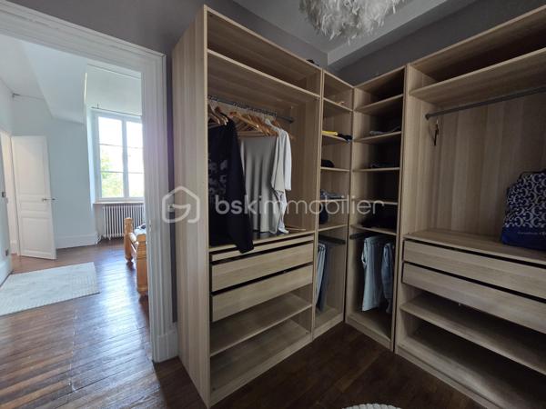 Magnifique appartement T3 de 101m² avec place de parking privative et cave en hypercentre ville de Nevers.

Situé dans une petite copropriété, au rez-de-jardin d'un immeuble sans ascenseur, dans un quartier très prisé de Nevers, en hyper centre ville, proche des écoles, commerces et commodités, nous vous présentons ce magnifique appartement de type T3 d'une surface Loi Carrez de 101m², proposant 3 pièces, comprenant une grande pièce de vie de 47m², composée d'un salon, d'un séjour,, d'une cuisine ouverte, aménagée et équipée, mais aussi d'une salle d'eau, d'un wc indépendant, de 2 chambres,, d'un dressing équipée et indépendant, d'un balcon, d'une terrasse ainsi qu'une grande cave voutée en pierres apparentes d'une surface de près de 90m².
Cet appartement propose une entrée sur une grande pièce de vie de près de 47m², pièce de vie composée d'un espace de cuisine ouverte aménagée et équipée, d'un espace salon et d'un espace séjour, pièce qui propose le charme des pierres apparentes et du parquet chêne authentique.
De la pièce de vie, un dégagement de couloir dessert un wc indépendant et une salle d'eau. 
A gauche de l'entrée, un autre dégagement de couloir dessert 2 chambres de 16m² et 18m², cette dernière disposant d'un placard penderie ainsi qu'un grand dressing indépendant et aménagée (mobiliers).
Cet appartement propose également une grande cave de près de 90m²en pierres apparentes dont une partie sert de chaufferie buanderie .

Tous les sols de cet appartement sont en parquet chêne authentique (entrée, dégagement , pièce de vie, dégagement, chambres et dressing), en parquet stratifié (dégagement et wc) ou en carrelage (salle d'eau), il dispose d'une isolation double vitrage Bois (huisseries) ou Alu (porte d'entrée et porte fenêtre), de volets bois standards ou volets persiennes bois, d'un chauffage de type gaz de ville avec une chaudière récente(2016) , ainsi qu"un ballon production d'eau chaude très récent (2026).
Aucune charge de copropriété car cet appartement fait partie d'un syndic bénévole.
Côté internet, il dispose de la fibre internet.
Côté pratique, il propose un grand balcon d'accueil de 8m², et un espace terrasse extérieure, ainsi qu'une place de parking privative.

Photos supplémentaires disponibles sur BSK IMMOBILIER > Nos conseillers > Olivier FRESLON.
Pour tout renseignement complémentaire ou pour une visite, contactez moi au 07.62.78.13.13

Les plus de cet appartement : Le quartier en hyper centre ville proches de toutes les commodités, l'environnement très calme, le syndic bénévole, son agencement intérieur et sa rénovation, son charme et son cachet,  avec sa grande pièce de vie  grand salon séjour, sa cuisine aménagée et équipée, son espace terrasse extérieure, ainsi que sa place de parking privative.sa cave.

Idéal pour un premier achat vous serez séduits par les atouts de ce bel appartement, c'est un vrai coup de coeur !!
