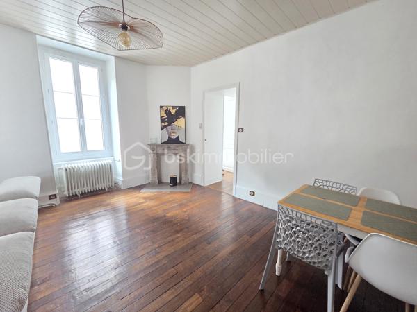 Magnifique appartement T3 de 101m² avec place de parking privative et cave en hypercentre ville de Nevers.

Situé dans une petite copropriété, au rez-de-jardin d'un immeuble sans ascenseur, dans un quartier très prisé de Nevers, en hyper centre ville, proche des écoles, commerces et commodités, nous vous présentons ce magnifique appartement de type T3 d'une surface Loi Carrez de 101m², proposant 3 pièces, comprenant une grande pièce de vie de 47m², composée d'un salon, d'un séjour,, d'une cuisine ouverte, aménagée et équipée, mais aussi d'une salle d'eau, d'un wc indépendant, de 2 chambres,, d'un dressing équipée et indépendant, d'un balcon, d'une terrasse ainsi qu'une grande cave voutée en pierres apparentes d'une surface de près de 90m².
Cet appartement propose une entrée sur une grande pièce de vie de près de 47m², pièce de vie composée d'un espace de cuisine ouverte aménagée et équipée, d'un espace salon et d'un espace séjour, pièce qui propose le charme des pierres apparentes et du parquet chêne authentique.
De la pièce de vie, un dégagement de couloir dessert un wc indépendant et une salle d'eau. 
A gauche de l'entrée, un autre dégagement de couloir dessert 2 chambres de 16m² et 18m², cette dernière disposant d'un placard penderie ainsi qu'un grand dressing indépendant et aménagée (mobiliers).
Cet appartement propose également une grande cave de près de 90m²en pierres apparentes dont une partie sert de chaufferie buanderie .

Tous les sols de cet appartement sont en parquet chêne authentique (entrée, dégagement , pièce de vie, dégagement, chambres et dressing), en parquet stratifié (dégagement et wc) ou en carrelage (salle d'eau), il dispose d'une isolation double vitrage Bois (huisseries) ou Alu (porte d'entrée et porte fenêtre), de volets bois standards ou volets persiennes bois, d'un chauffage de type gaz de ville avec une chaudière récente(2016) , ainsi qu"un ballon production d'eau chaude très récent (2026).
Aucune charge de copropriété car cet appartement fait partie d'un syndic bénévole.
Côté internet, il dispose de la fibre internet.
Côté pratique, il propose un grand balcon d'accueil de 8m², et un espace terrasse extérieure, ainsi qu'une place de parking privative.

Photos supplémentaires disponibles sur BSK IMMOBILIER > Nos conseillers > Olivier FRESLON.
Pour tout renseignement complémentaire ou pour une visite, contactez moi au 07.62.78.13.13

Les plus de cet appartement : Le quartier en hyper centre ville proches de toutes les commodités, l'environnement très calme, le syndic bénévole, son agencement intérieur et sa rénovation, son charme et son cachet,  avec sa grande pièce de vie  grand salon séjour, sa cuisine aménagée et équipée, son espace terrasse extérieure, ainsi que sa place de parking privative.sa cave.

Idéal pour un premier achat vous serez séduits par les atouts de ce bel appartement, c'est un vrai coup de coeur !!