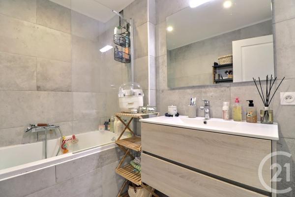 Appartement T3 à vendre  3 pièces - 65,79 m2 ST RAPHAEL - 83