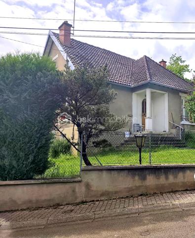 Proche des commerces MIGENNES, Belle maison en pierre de 1956 entièrement rénovée comprenant : entrée , cuisine,  pièce de vie , salle d'eau, wc séparé, 1 chambre .
Etage :2 chambres, wc avec point d'eau
Sous sol complet , garage indépendant.
Terrain clos et arboré de 831 m².
Pour cette maison pas de travaux.
Chauffage / pompe à chaleur de 2024 + insert bois 
Ballon  thermodynamique de 2024
Fenêtres double vitrage