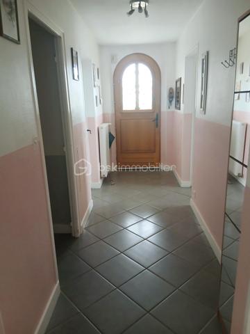 Proche des commerces MIGENNES, Belle maison en pierre de 1956 entièrement rénovée comprenant : entrée , cuisine,  pièce de vie , salle d'eau, wc séparé, 1 chambre .
Etage :2 chambres, wc avec point d'eau
Sous sol complet , garage indépendant.
Terrain clos et arboré de 831 m².
Pour cette maison pas de travaux.
Chauffage / pompe à chaleur de 2024 + insert bois 
Ballon  thermodynamique de 2024
Fenêtres double vitrage