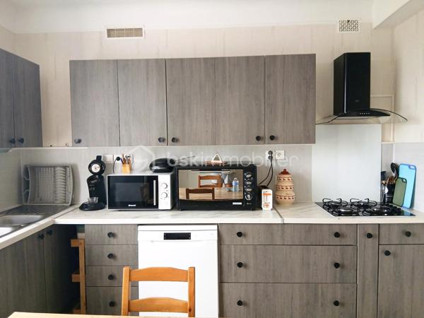 Proche des commerces MIGENNES, Belle maison en pierre de 1956 entièrement rénovée comprenant : entrée , cuisine,  pièce de vie , salle d'eau, wc séparé, 1 chambre .
Etage :2 chambres, wc avec point d'eau
Sous sol complet , garage indépendant.
Terrain clos et arboré de 831 m².
Pour cette maison pas de travaux.
Chauffage / pompe à chaleur de 2024 + insert bois 
Ballon  thermodynamique de 2024
Fenêtres double vitrage