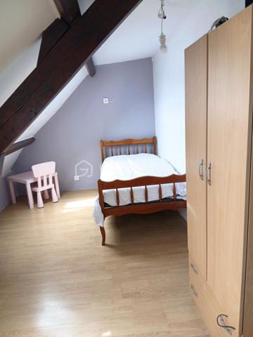 Proche des commerces MIGENNES, Belle maison en pierre de 1956 entièrement rénovée comprenant : entrée , cuisine,  pièce de vie , salle d'eau, wc séparé, 1 chambre .
Etage :2 chambres, wc avec point d'eau
Sous sol complet , garage indépendant.
Terrain clos et arboré de 831 m².
Pour cette maison pas de travaux.
Chauffage / pompe à chaleur de 2024 + insert bois 
Ballon  thermodynamique de 2024
Fenêtres double vitrage