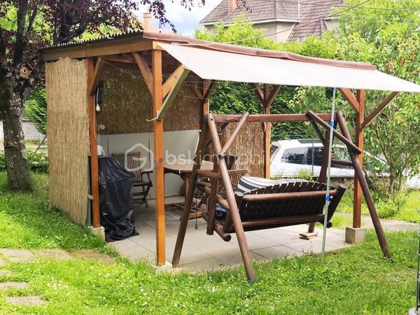 Proche des commerces MIGENNES, Belle maison en pierre de 1956 entièrement rénovée comprenant : entrée , cuisine,  pièce de vie , salle d'eau, wc séparé, 1 chambre .
Etage :2 chambres, wc avec point d'eau
Sous sol complet , garage indépendant.
Terrain clos et arboré de 831 m².
Pour cette maison pas de travaux.
Chauffage / pompe à chaleur de 2024 + insert bois 
Ballon  thermodynamique de 2024
Fenêtres double vitrage