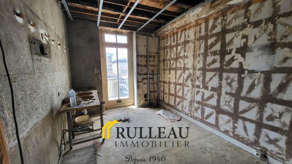 Immeuble de rapport de 130 m² en hyper-centre de Saint-André-de-Cubzac avec local commercial loué + appartemen Situé en plein cœur de Saint-André-de-Cubzac, cet immeuble de rapport représente une excellente opportunité d'investissement grâce à son emplacement privilégié, son revenu locatif immédiat et son fort potentiel de valorisation. Détails des diagnostics énergétiques