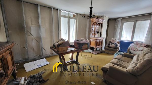 Immeuble de rapport de 130 m² en hyper-centre de Saint-André-de-Cubzac avec local commercial loué + appartemen Situé en plein cœur de Saint-André-de-Cubzac, cet immeuble de rapport représente une excellente opportunité d'investissement grâce à son emplacement privilégié, son revenu locatif immédiat et son fort potentiel de valorisation. Détails des diagnostics énergétiques