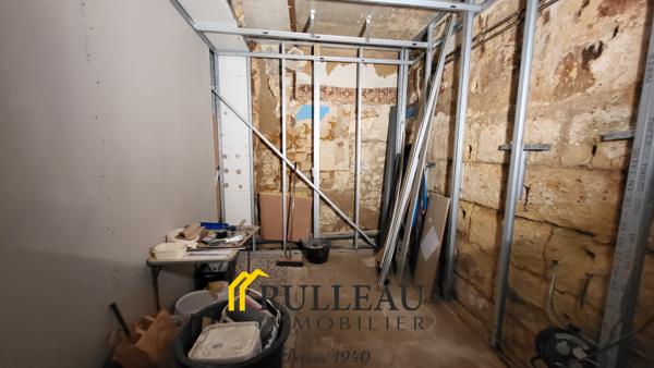 Immeuble de rapport de 130 m² en hyper-centre de Saint-André-de-Cubzac avec local commercial loué + appartemen Situé en plein cœur de Saint-André-de-Cubzac, cet immeuble de rapport représente une excellente opportunité d'investissement grâce à son emplacement privilégié, son revenu locatif immédiat et son fort potentiel de valorisation. Détails des diagnostics énergétiques