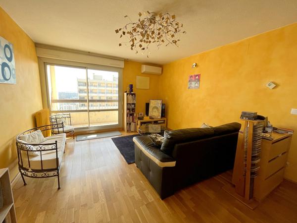 Appartement Villeurbanne T4 de 84.56 m² - étage élevé - cuisine équipée - balcon donnant sur le séjour et les chambres - cave et garage fermé