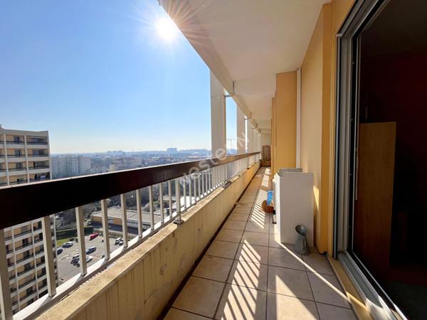 Appartement Villeurbanne T4 de 84.56 m² - étage élevé - cuisine équipée - balcon donnant sur le séjour et les chambres - cave et garage fermé