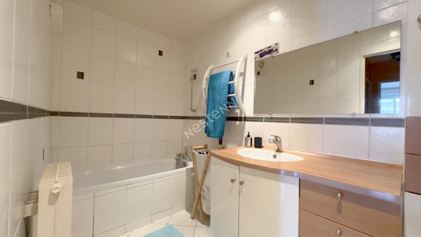 Appartement Villeurbanne T4 de 84.56 m² - étage élevé - cuisine équipée - balcon donnant sur le séjour et les chambres - cave et garage fermé